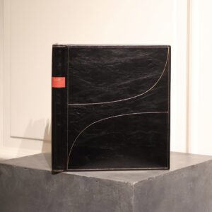 BONETTO ROBERTO, FERRARI. WŁOSKA LEGENDA [2014]. Skórzana oprawa wykonana ręcznie w introligatorni Antykwariatu Polskiego.