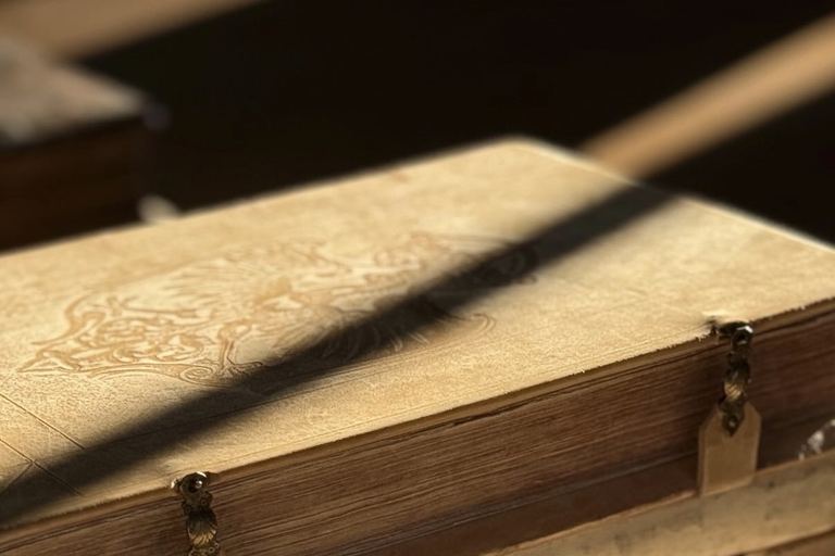 What is an antique book, and why is the year 1800 a conventional cutoff point?