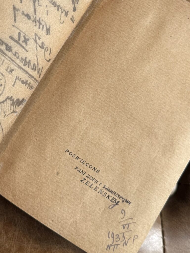 Drukowana dedykacja dla Zofii i Tadeusza Żeleńskich z imieniem Tadeusza przekreślonym ręką Witkacego, zapisek 9 VI 1933