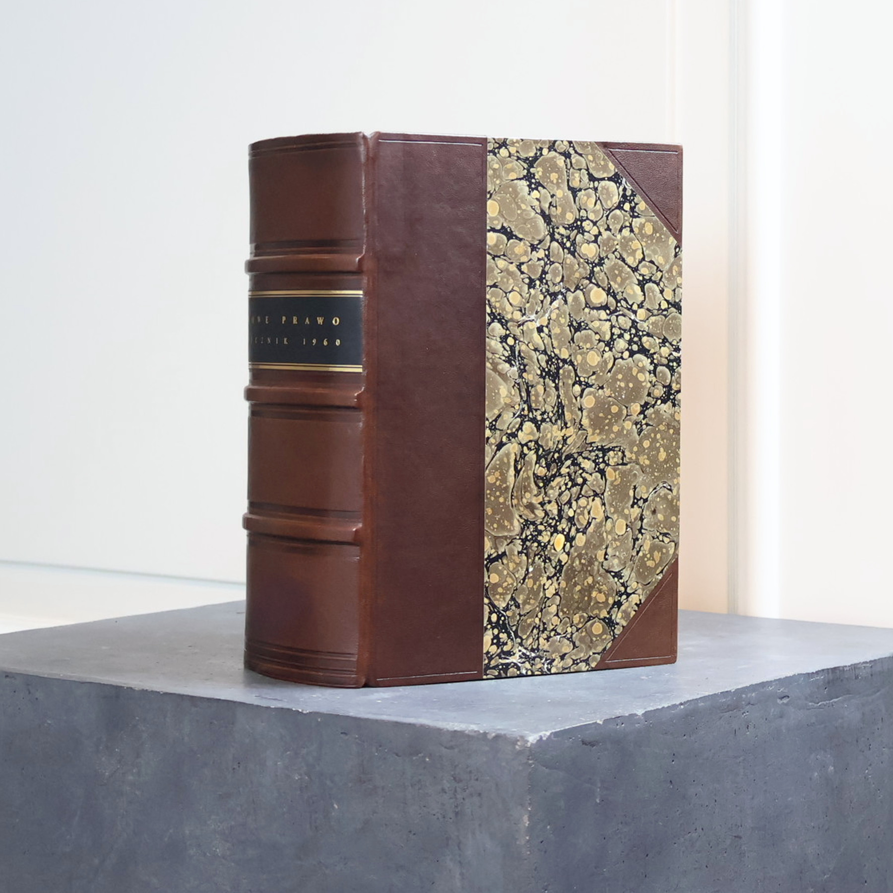 Nowe Prawo, 1960 edition – spine with a black label and marbled paper cover