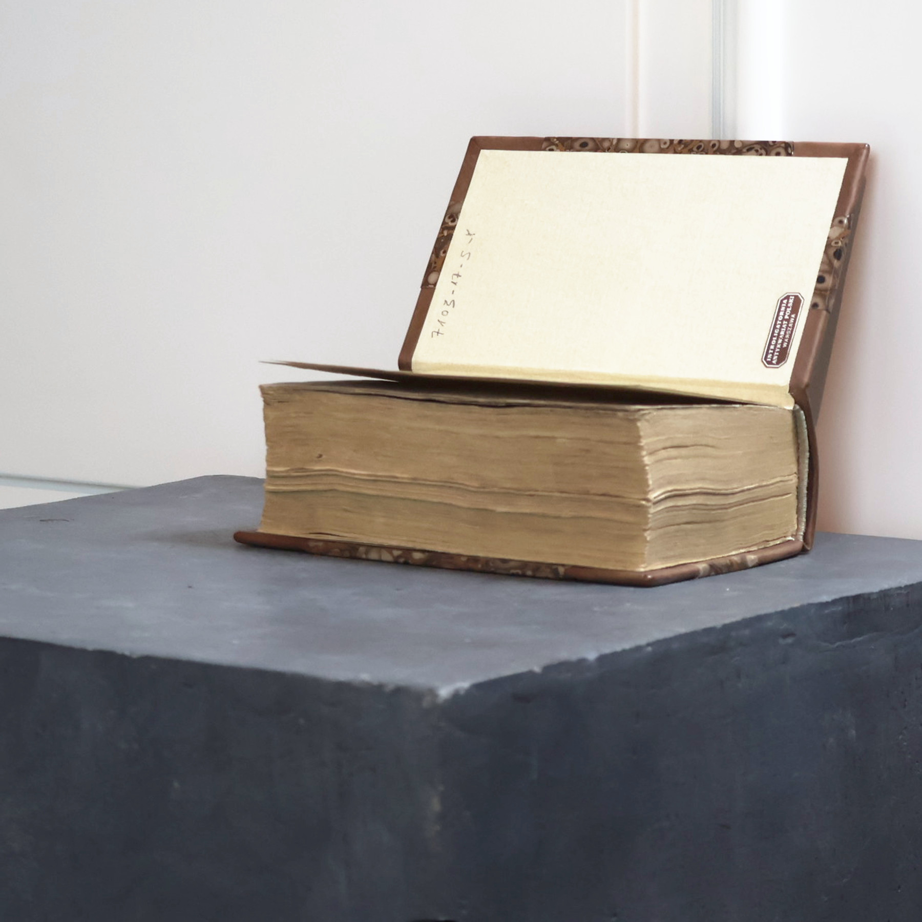 Open binding with a label reading “Introligatornia Antykwariat Polski, Accessoria 1760”