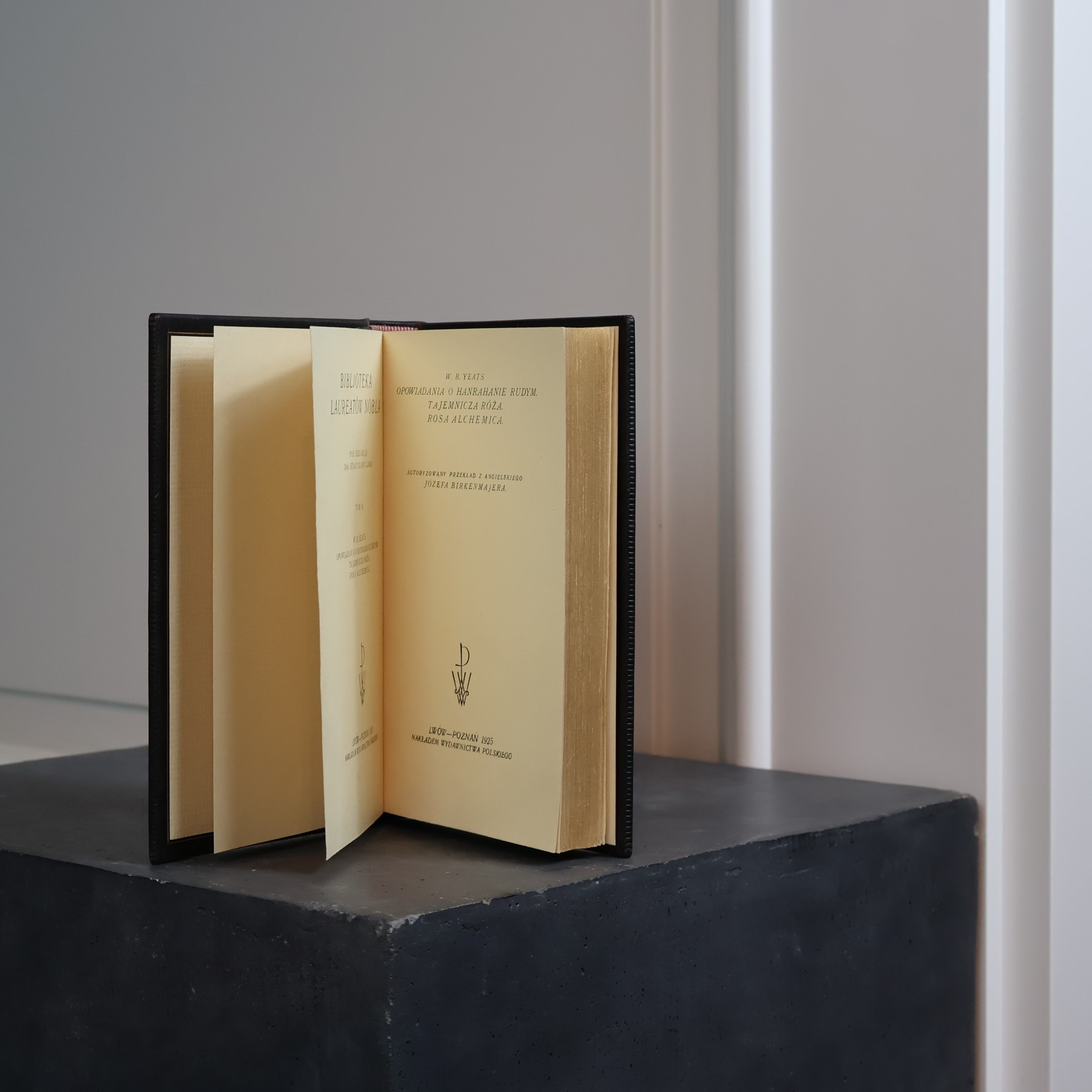 Książka otwarta na stronach tytułowych serii Bibljoteka Laureatów Nobla